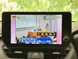 停車中にテレビ番組などを視聴でき、休憩時間をゆったり過ごしたいときにも便利です。画面はインパネ中央に配置され、映像を確認しやすい位置にあります。