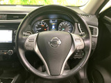 ステアリングから手を大きく離さずに各種スイッチへアクセスでき、運転中に必要な操作をまとめて行いやすい配置です。視線移動を抑えながら使える便利な装備です。