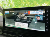 テレビ番組を画面で視聴でき、休憩などの停車中に車内で映像を楽しめます。画面が見やすく表示され、外出先でひと息つく時間にも活用いただける便利な装備です。