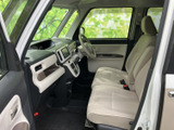 広い窓から光が入り、明るく開放感のある前席まわりです。運転席と助手席はベンチのようにつながる形で、同乗者との会話もしやすい配置。明るいシートが室内をすっきりと見せてくれます。