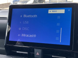 BluetoothやUSB、ディスク、Miracastなど、利用できる入力項目が画面に並びます。接続方法を確認しながら選べるため、お好みの音楽やコンテンツを車内で楽しめます。