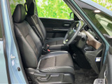 運転席と助手席は身体を支える形状で、落ち着いて座れる空間です。前方や左右を見渡しやすい配置に加え、ドアや足元もすっきり整い、乗り込む方にも心地よく過ごしていただけます。