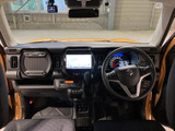 運転席まわりは視線を前方へ向けやすく、メーターや画面も座った位置から確認しやすい配置です。各席からの見通しにも配慮され、毎日の運転に使いやすい室内となっています。