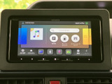 ホーム画面には音楽や駐車場、ガソリンスタンドなどの項目が並び、必要な情報を選びやすい構成です。Android AutoやApple CarPlayの表示もあり、日々の移動に便利です。