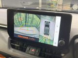 【パノラミックビューモニター】専用のカメラにより、上から見下ろしたような視点で360度クルマの周囲を確認することができます☆死角部分も確認しやすく、狭い場所での切り返しや駐車もスムーズに行えます。