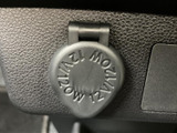 車内には電源用のソケットを備え、対応する機器への給電に活用できます。スマートフォンなどを使う日常の移動でも便利な装備で、ふた付きのため使用しない時は閉じておける仕様です。