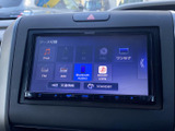 音楽やラジオなど複数のソースが一覧で表示され、聴きたい音源を選びやすい画面です。項目が見やすく整理され、移動中の操作もスムーズに行えます。