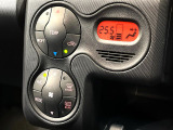 【オートエアコン】一度お好みの温度に設定すれば、車内の温度を検知し風量や温度を自動で調整。暑い&hellip;寒い&hellip;と何度もスイッチ操作をする必要はありません。快適な車内空間には必須の機能ですね♪