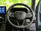 手元にスイッチがまとまり、運転姿勢を大きく変えずに各種操作を行いやすい仕様です。握りやすい形状と、視線を前方に保ちながら使いやすい配置で、日々の運転をサポートします。
