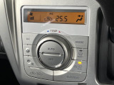 【オートエアコン】一度お好みの温度に設定すれば、車内の温度を検知し風量や温度を自動で調整。暑い&hellip;寒い&hellip;と何度もスイッチ操作をする必要はありません。快適な車内空間には必須の機能ですね♪