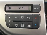 【オートエアコン】一度お好みの温度に設定すれば、車内の温度を検知し風量や温度を自動で調整。暑い&hellip;寒い&hellip;と何度もスイッチ操作をする必要はありません。快適な車内空間には必須の機能ですね♪