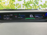 速度や航続可能距離、エネルギーの状態など、運転に必要な情報をまとめて確認できます。表示が前方の視界に収まる配置で、走行中も必要な情報を把握しやすく、日々の運転に役立ちます。