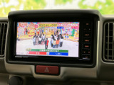 テレビ番組を画面に表示でき、停車中の待ち時間などに映像を視聴できます。画面上で番組の内容を確認しながら過ごせるため、車内でのひと休みにも活用しやすい装備です。