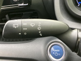 レバー上の表示から操作位置を確認しやすく、運転席から手元で扱える装備です。前後のワイパーに関する表示がまとまり、雨天時など状況に合わせて使いやすい構成となっています。