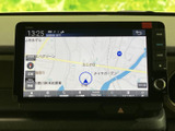 大きく見やすい画面で地図を確認でき、目的地への移動をサポートします。画面まわりのボタンとダイヤルで操作しやすく、ナビやオーディオの機能をまとめて活用できる便利な装備です。