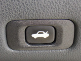 ボタン一つでトランクオープンが可能!車内から操作できる為、非常に便利な装備の一つとなります!
