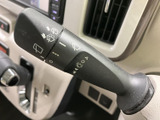 ワイパーの操作に関する表示がレバー上にまとめられ、手元で設定を確認できます。雨天時など視界への注意が必要な場面でも、表示を見ながら扱いやすい配置です。