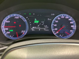 速度や燃料残量、各種車両情報がメーター内にまとまり、運転中に必要な情報を確認しやすい配置です。表示が見やすく、状況把握を助ける装備として日々の運転を支えます。
