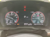 速度やエンジン回転数などの情報が左右のメーターと中央表示にまとまり、運転中も必要な情報を確認しやすい配置です。表示が整理され、視線移動を抑えます。