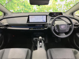 運転席から前方を見渡しやすいレイアウトで、メーターや中央の画面も視線を移しやすい位置にあります。前席はゆったり座れる形状で、黒を基調とした室内は落ち着いた雰囲気です。