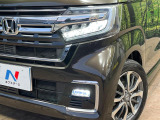 【LEDヘッドライト】悪天候や夜間走行時も良好な視界を確保し安心して運転できる高輝度LEDヘッドライトを装備!点灯速度が早く、消費電力も抑えられています。