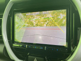 車両後方の映像と目安線を画面で確認でき、駐車時に周囲を把握する助けになります。目視確認と併せて使えるため、狭い場所での取り回しにも便利です。