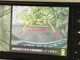 後方の映像と進行目安のラインを画面で確認でき、駐車時の位置合わせをサポートします。車両周辺の状況を把握しやすく、バック時の安全確認に役立ちます。