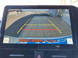 後方の様子を画面で確認でき、ガイドラインも表示されるため、駐車時の位置合わせをサポートします。周囲を直接確認しながら活用できる、日常で頼れる装備です。
