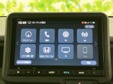画面からナビや電話、ラジオなどのメニューを選べるため、目的に応じた機能へアクセスしやすい構成です。ホーム画面に項目が並び、日常の移動中も必要な操作を見つけやすくなっています。