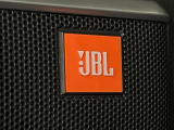 【JBLサウンドシステム】メーカーオプションの高品位サウンドシステムを搭載。専用のチューニングが施された大小様々なスピーカーから良質なサウンドが奏でられ、臨場感あふれる音響空間を演出します。