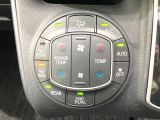 【オートエアコン】一度お好みの温度に設定すれば、車内の温度を検知し風量や温度を自動で調整。暑い&hellip;寒い&hellip;と何度もスイッチ操作をする必要はありません。快適な車内空間には必須の機能ですね♪