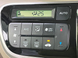 【オートエアコン】一度お好みの温度に設定すれば、車内の温度を検知し風量や温度を自動で調整。暑い&hellip;寒い&hellip;と何度もスイッチ操作をする必要はありません。快適な車内空間には必須の機能ですね♪