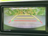 後方の映像とガイドラインを画面で確認でき、駐車時の周囲確認をサポートします。車庫入れや狭い場所での切り返しなど、後退時の状況把握に役立つ装備です。