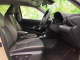 前席は身体を預けやすそうな形状で、落ち着いた色合いが広がります。運転席まわりまで見渡しやすく、乗り降りの際も室内の様子を確かめやすい空間です。