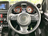 インテリアに合わせたデザインのステアリングは、運転される方のことも考え、運転しやすい形状、大きさです。是非一度、実際に触ってお確かめください。