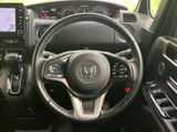 手元にスイッチがまとまり、運転姿勢を大きく変えずに各種操作を行いやすい配置です。メーターも視線の先に収まり、運転中に必要な情報を確認しやすい環境です。