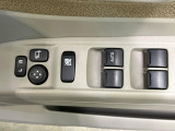 【電動格納ミラー】サイドミラーは電動格納式となっており、狭い駐車場でもキズがつくリスクを抑えられます。