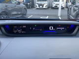 速度や走行に関する表示が運転席前方にまとまり、視線の移動を抑えて確認しやすい配置です。必要な情報をひと目で把握しやすく、毎日の運転を支えます。