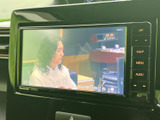 画面にはテレビ番組が表示され、停車中の休憩時間などに視聴を楽しめます。画面脇に操作ボタンが配置されており、必要な項目を選びやすいモニターです。
