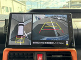 後方の映像に加えて車両周辺の表示も確認でき、駐車時に周囲を把握する助けになります。画面上のガイドを目安にできるため、車庫入れや後退時の確認に便利です。