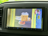 テレビ番組を表示できる画面を備えており、停車中の待ち時間に映像を視聴できます。車内で過ごす時間を有効に使いたい場面にも便利な装備としてご利用いただけます。