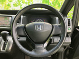 手に自然となじむ形状のステアリングで、運転姿勢を保ちながら前方へ意識を向けやすい配置です。中央のエアバッグ部分や周辺の計器類も見やすく、落ち着いて運転に臨めます。
