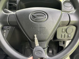 握りやすい形状のステアリングで、運転中も手元で向きを調整しやすい造りです。中央にはエアバッグの表示があり、運転席まわりの装備を確認しやすく、毎日の運転を支えます。