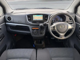 運転席まわりは前方の視界が広く、メーターやセンター画面も見渡しやすい配置です。グレー系のシートで落ち着いた雰囲気があり、毎日の移動も心地よくお使いいただけます。
