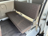 後席はゆとりを感じるベンチシートで、落ち着いた色合いが車内に自然に馴染みます。窓から外を見渡しやすく、ご家族や同乗者との移動にも使いやすい空間です。