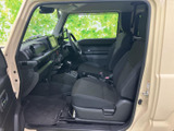 前席からはフロントガラス越しに前方を確認しやすく、見通しのよい運転席まわりです。シートと足元にゆとりがあり、乗り降りのしやすさも感じられます。