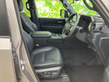 前席はゆとりを感じる座面とサポート形状で、落ち着いて運転姿勢を整えられます。前方から左右への視界も広く、黒を基調とした清潔感のある室内で、毎日の移動を快適に過ごせます。