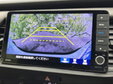 後方の様子を画面で確認でき、ガイド線も表示されるため、駐車時の位置合わせをサポートします。周囲の安全を目視でも確かめながら、落ち着いて後退操作を行えます。