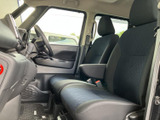 前席は座面にゆとりがあり、運転時も助手席でもくつろぎやすい空間です。大きな窓から周囲を見渡しやすく、シートや足元も落ち着いた色合いでまとまっています。