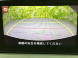後方確認をサポートする映像とガイド表示を備え、駐車時の周囲確認に役立ちます。画面上で進行方向の目安を把握しやすく、日常の駐車を落ち着いて行える装備です。
